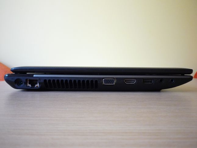 Acer Aspire 5560G - ścianka lewa (kolejno: gniazdo zasilania, port LAN, wyjścia VGA i HDMI, port USB 2.0, 2 złącza audio)