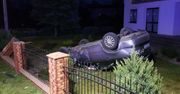 Mazda dachowała w... ogródku w miejscowości Krężnica Jara w woj. lubelskim. Kierowca zbiegł, szuka go policja