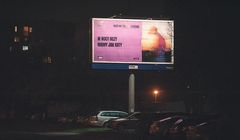 Billboardy z cytatami promują nowy album Pezeta