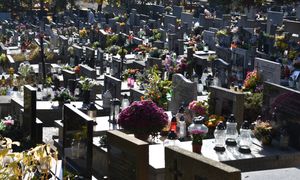 Jedzenie na cmentarzach? Ekspert mówi jasno: to nietakt