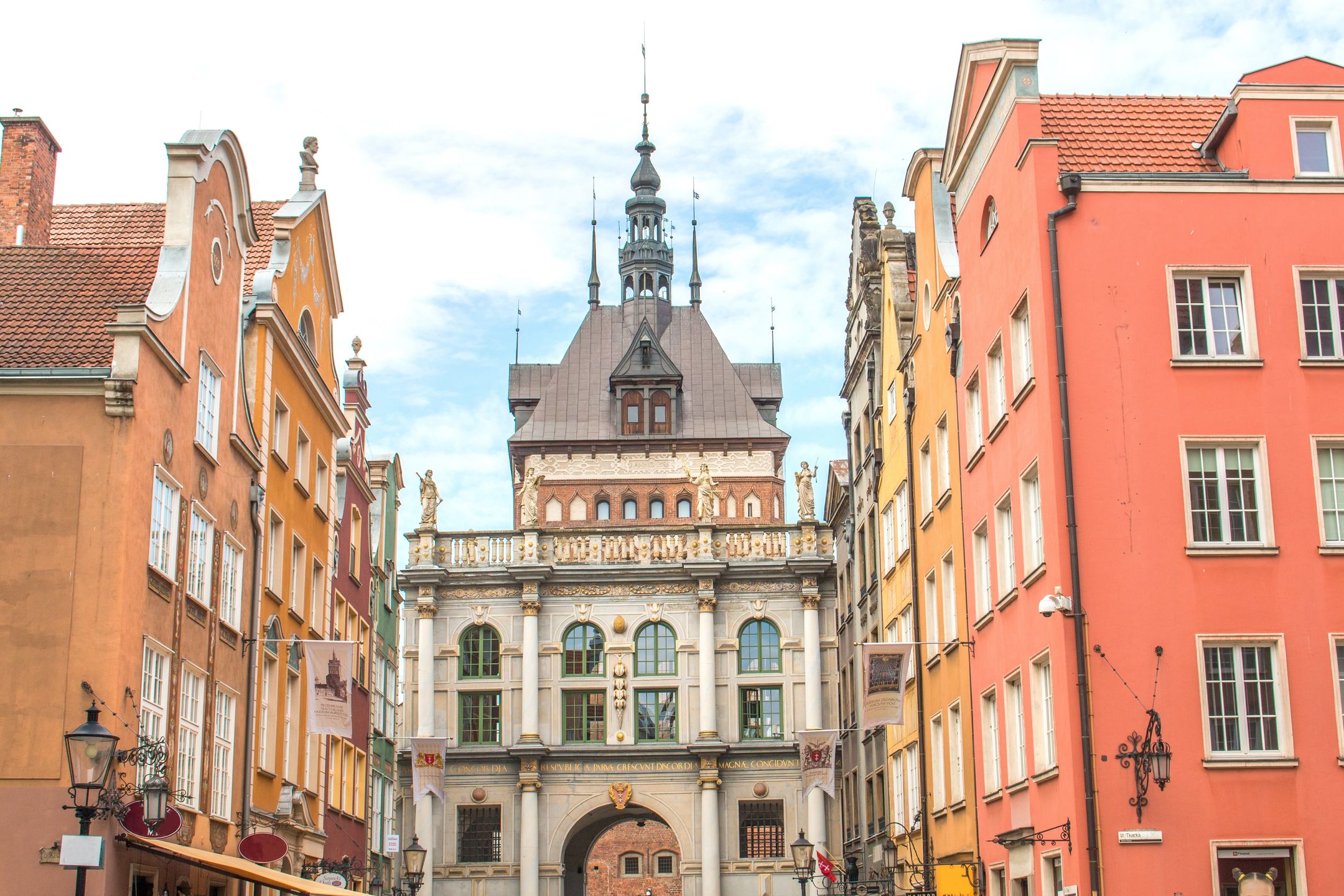 Złota Brama - to przez nią turyści wchodzą na ulicę Długą