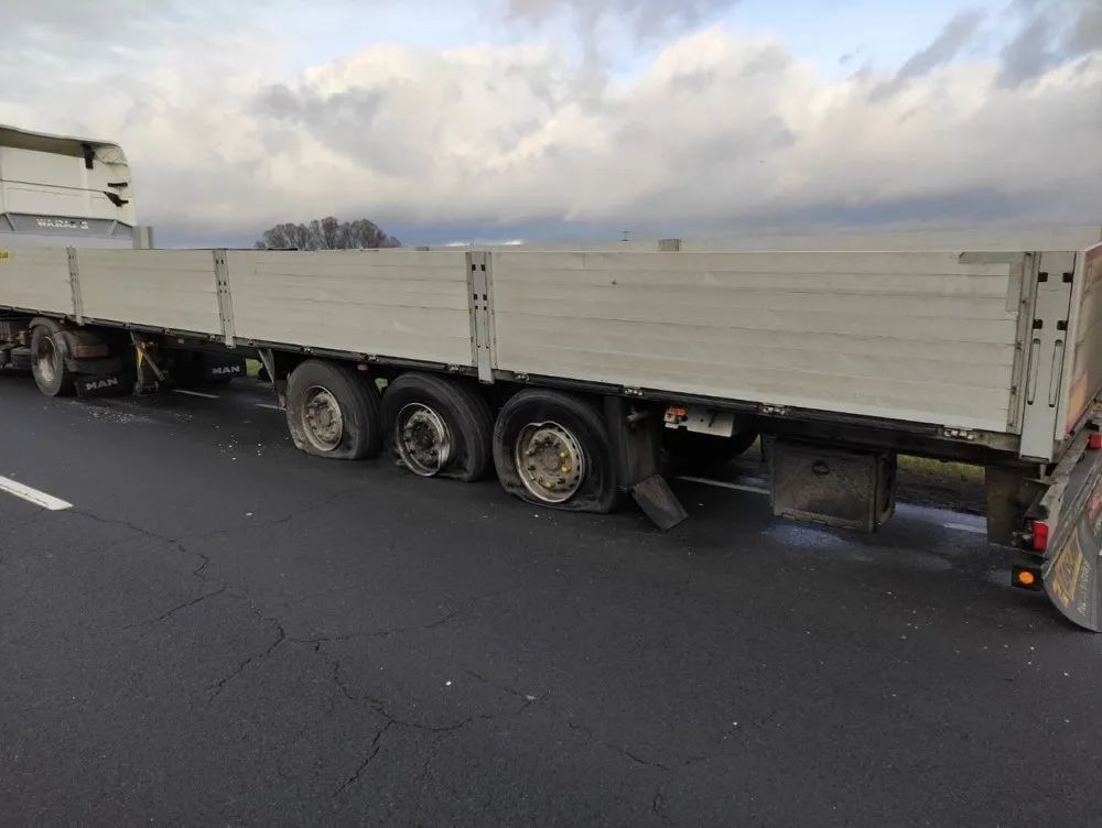 Fiat uderzył w ciężarówkę. Rannych uwalniali strażacy. 