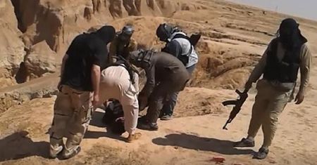 Makabryczne odkrycie w Syrii. Masowe groby ofiar ISIS