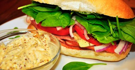 Kanapka na białym pieczywie z wędliną, sałatą i pomidorem (Subway)
