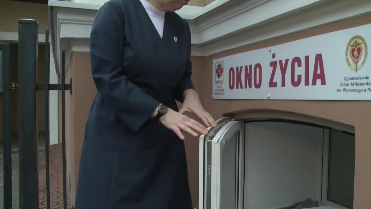 Chłopiec pozostawiony w oknie życia w Gnieźnie. Kilkudniowe dziecko jest w dobrym stanie