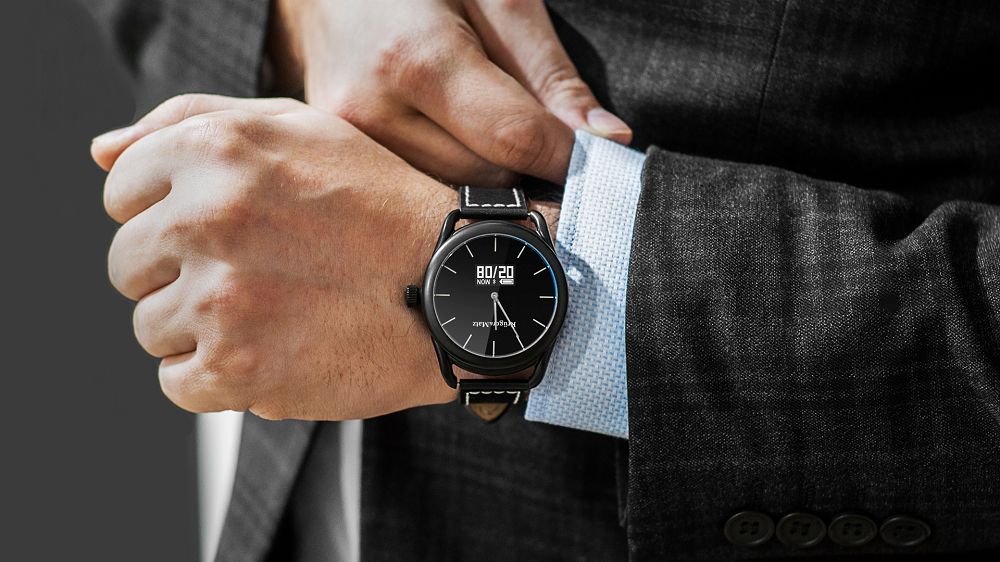 Nowość od Kruger&Matz. Inteligentny zegarek wyglądający jak klasyczny 1