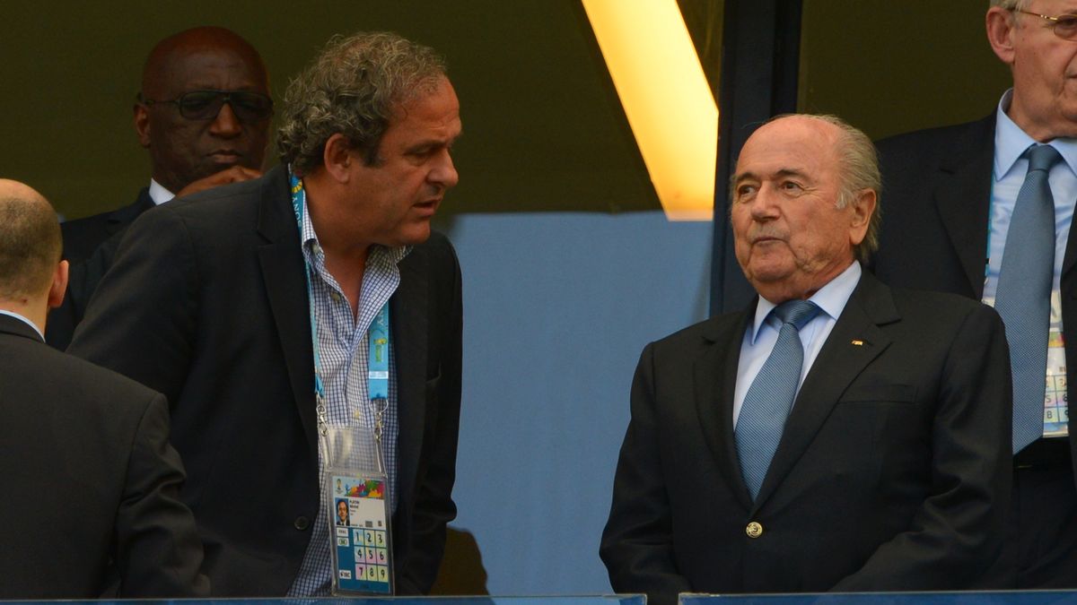 Michel Platini (z lewej) i Sepp Blatter (z prawej)
