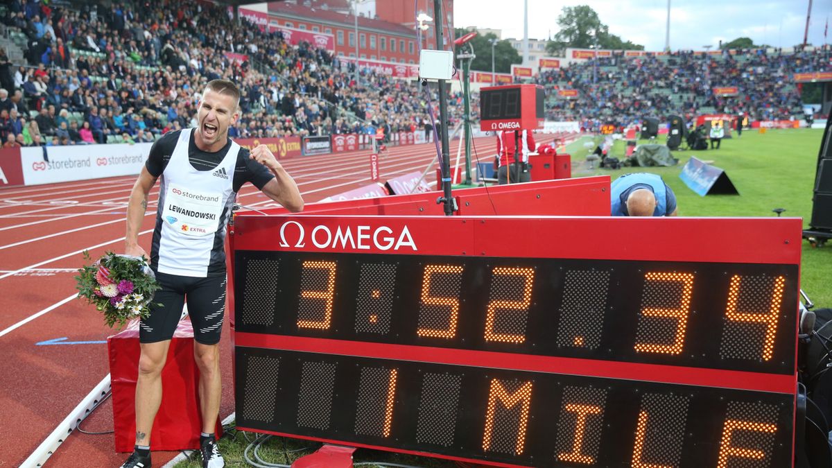 Na zdjęciu Marcin Lewandowski cieszy się z rekordu Polski na jedną milę