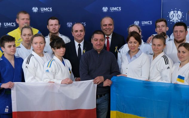 Reprezentacja Ukrainy niesłyszących w judo wraz z władzami UMCS (fot. Krzysztof Basiński/materiał prasowy)