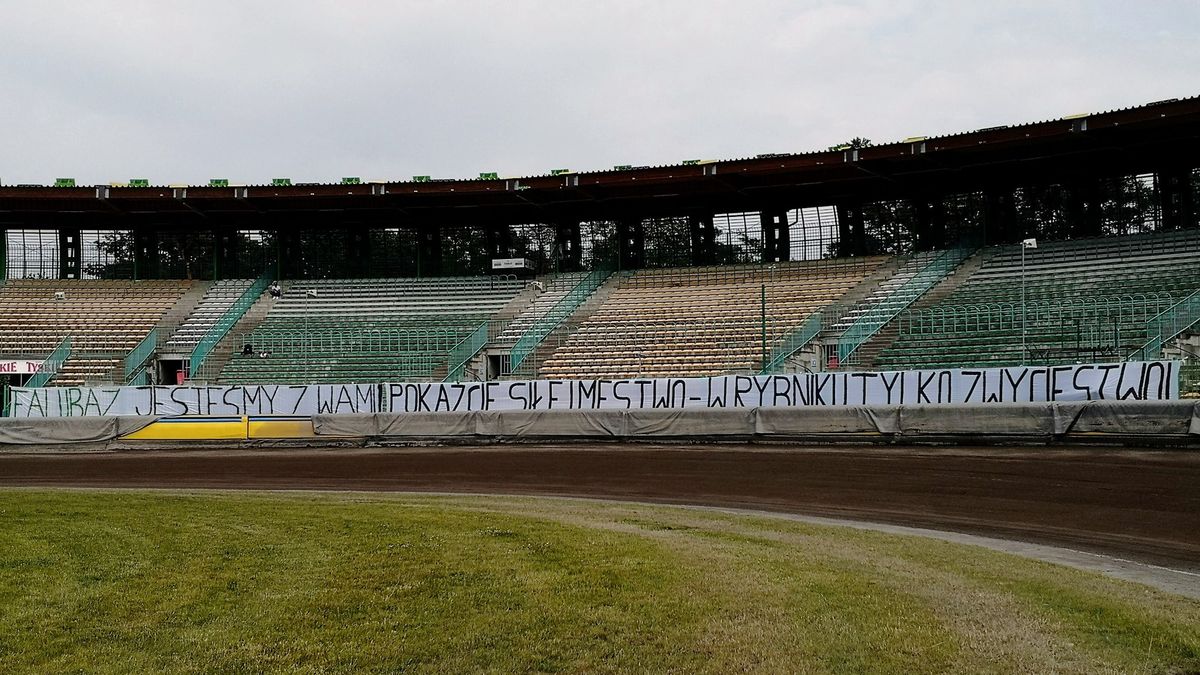 Zdjęcie okładkowe artykułu: Facebook / Falubaz / Na zdjęciu: transparent na stadionie w Zielonej Górze
