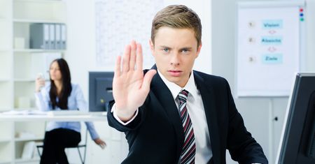 Asertywność w pracy. Kiedy można odmówić wykonania polecenia służbowego?