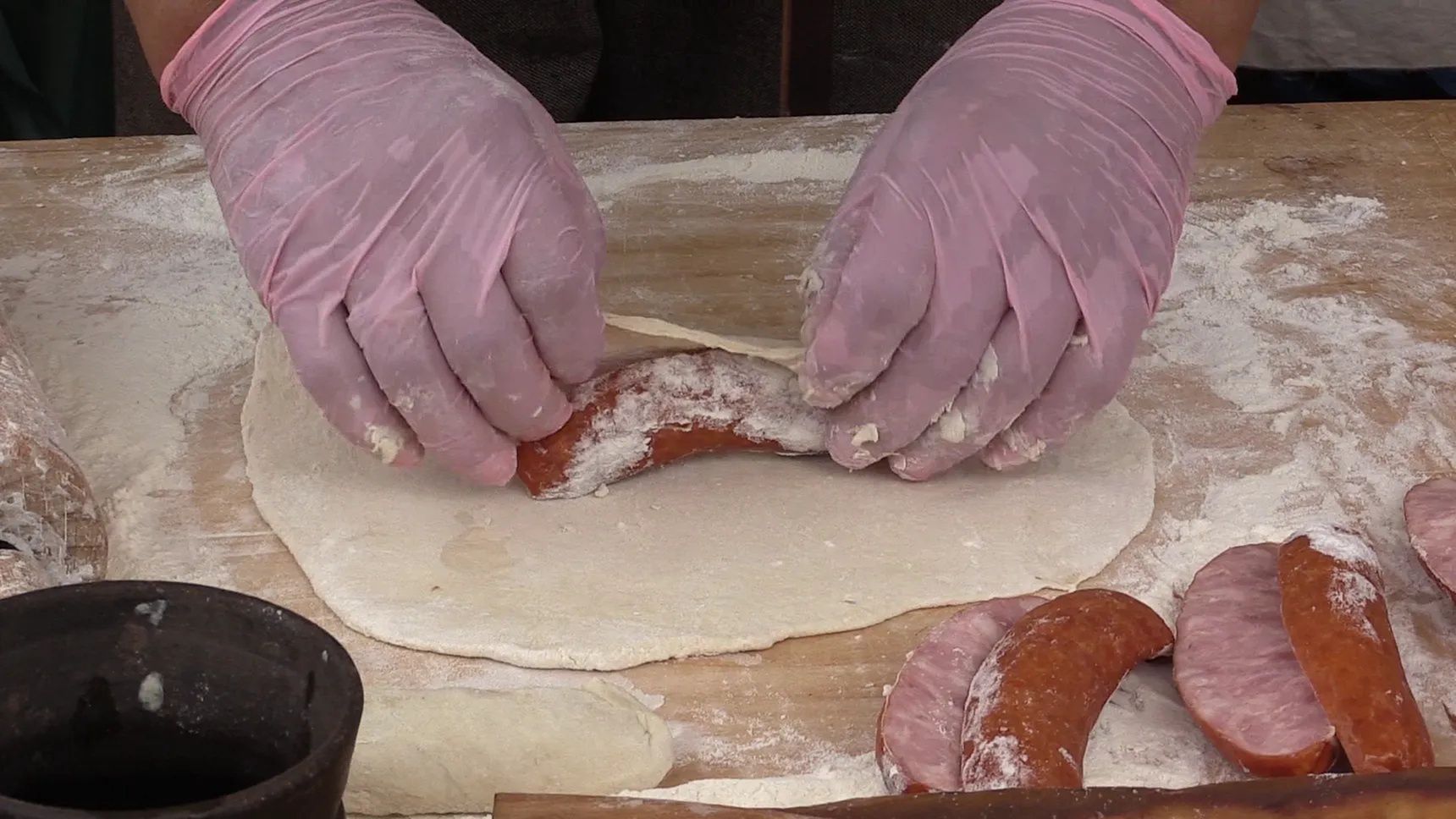 Kutasik to kiełbasa zawinięta w ciasto