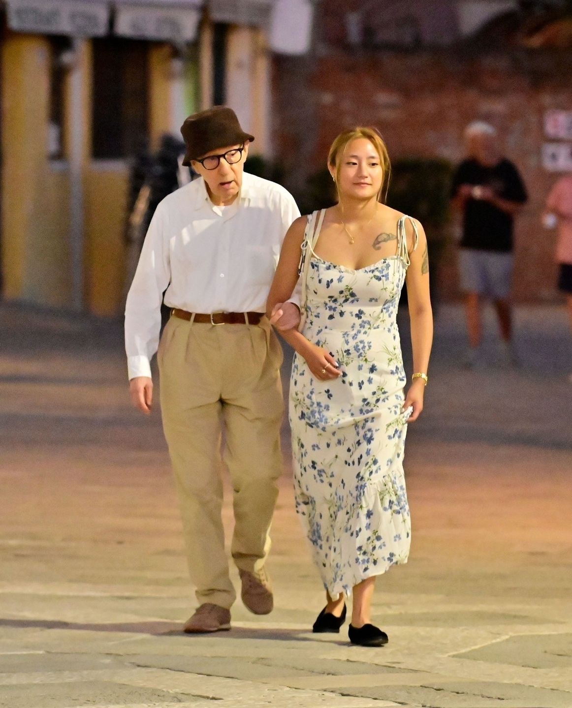 Woody Allen spędza czas z żoną i córką na kolacji w Wenecji
