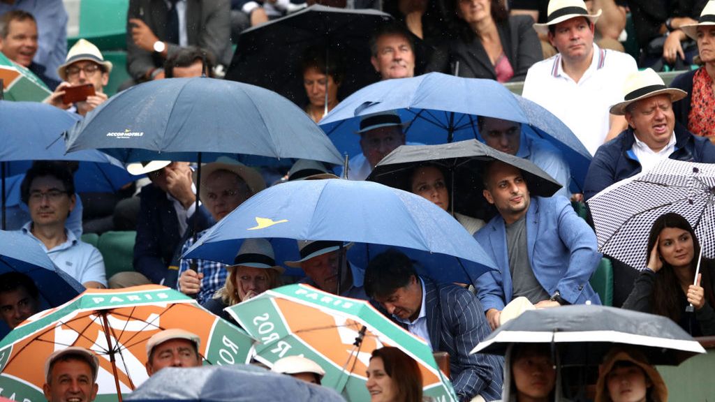 kibice z parasolami na kortach Rolanda Garrosa