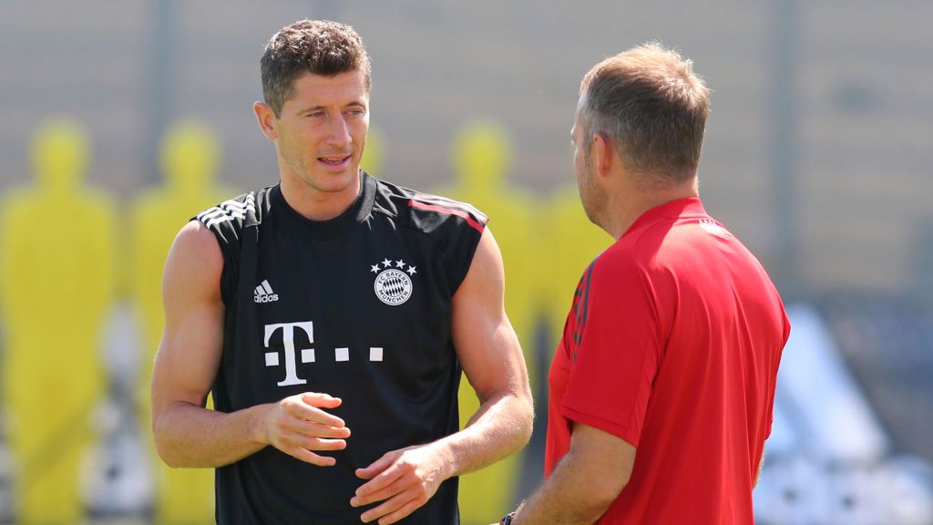 Zdjęcie okładkowe artykułu: Getty Images / FC Bayern - Handout / Na zdjęciu: Robert Lewandowski w rozmowie z Hansi Flickiem