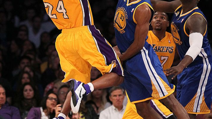 Chris Wright próbuje blokować Kobego Bryanta