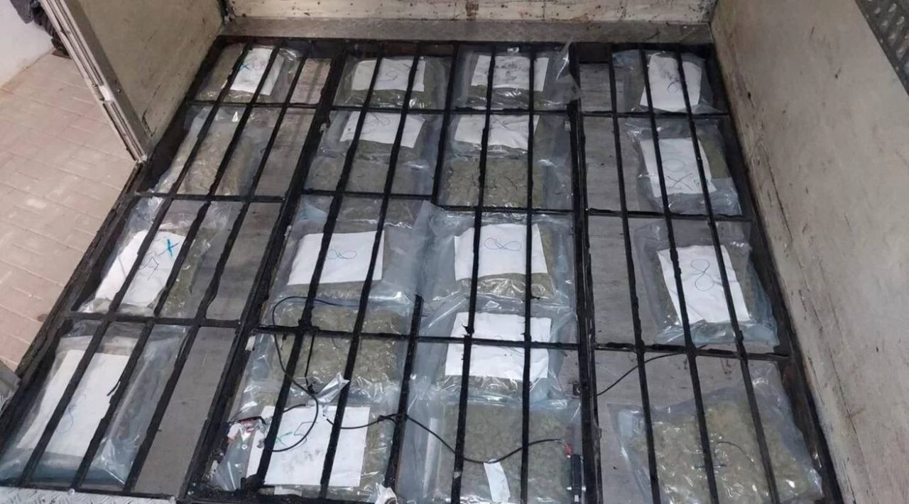 Ciężarówka pełna narkotyków i broń w przyczepie. Policja rozbiła przestępczy duet z Wielkopolski