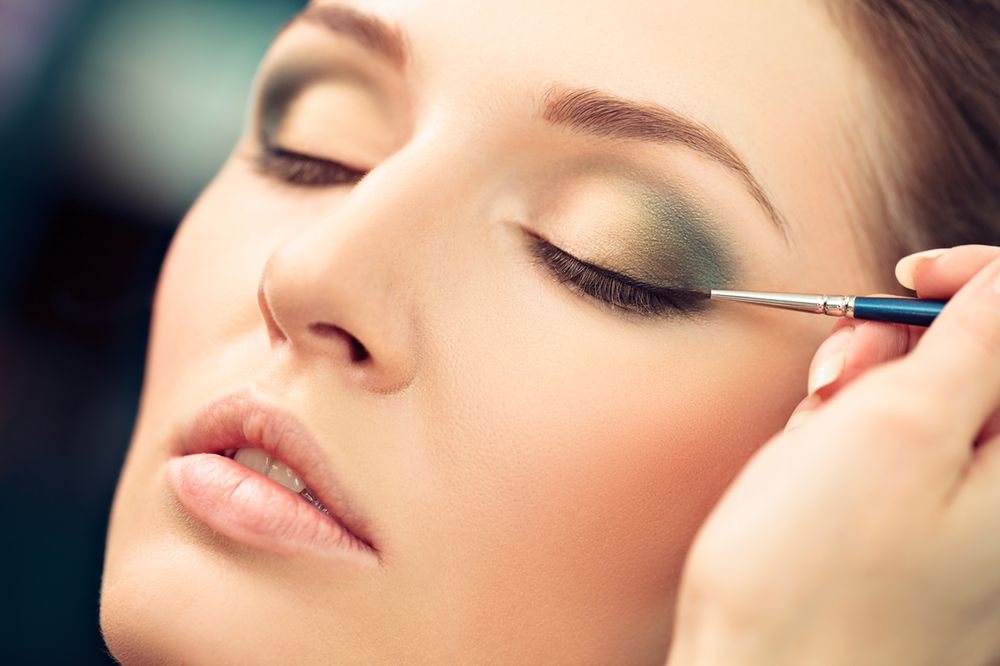 Eyeliner w pisaku – sposób na precyzyjny i elegancki makijaż oka