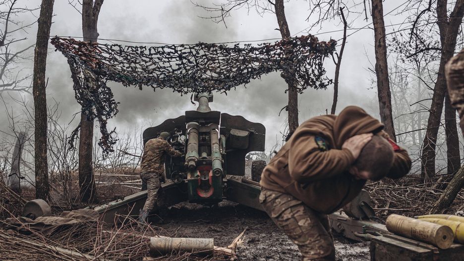 Military mobility of the Ukrainian army in Donbass
DONBASS, UKRAINE - DECEMBER 28: A soldier covers his ears as Ukrainian soldiers fire artillery on the Donbass frontline as the war between Russia and Ukraine continues in Donbass, Ukraine on December 28, 2022. Diego Herrera Carcedo / Anadolu Agency/ABACAPRESS.COM 
Dostawca: PAP/Abaca
AA/ABACA
Russia-Ukraine war, 2022, army, december, Donbass, frontline, military, military mobility, Ukraine, Ukrainian army, agresja Rosji, atak Rosji na Ukrain�, front, inwazja, inwazja rosyjska, konflikt zbrojny, linia frontu, rosyjska, rosyjski, sytuacja na Ukrainie, sytuacja w Ukrainie, Ukrai�cy, ukrai�scy, ukrai�skie, Wojna na Ukrainie, wojna w Ukrainie, wojsko, wok� Ukrainy, �o�nierze, pociski, uzbrojenie, Donbas, siatka maskuj�ca, wojskowa, artyleria, sowiecka holowana haubicoarmata 152mm D-20, sprz�t wojskowy