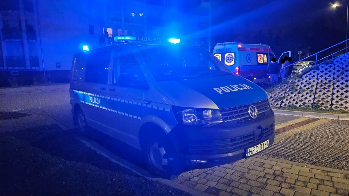 Policja i zespół ratownictwa medycznego interweniujący do poszkodowanego w bójce mężczyzny