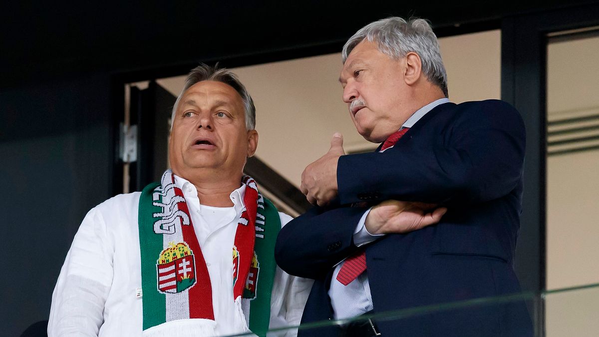 Viktor Orban (z lewej) w rozmowie z szefem węgierskiej federacji piłkarskiej, Sandorem Csanyiem