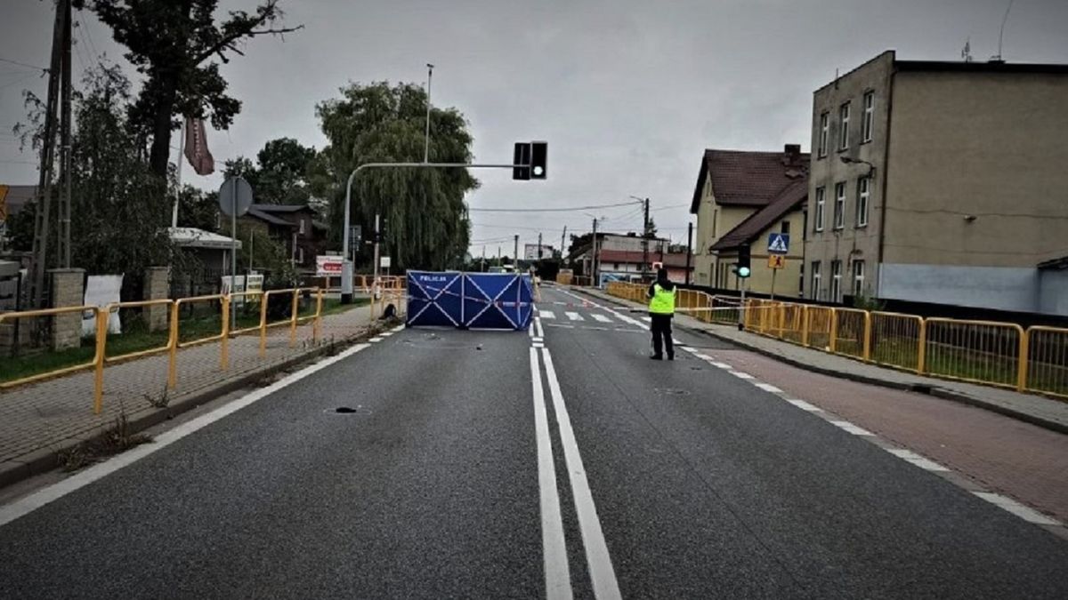 Kierowca śmiertelnie potrącił 41-latkę na pasach i uciekł. 
