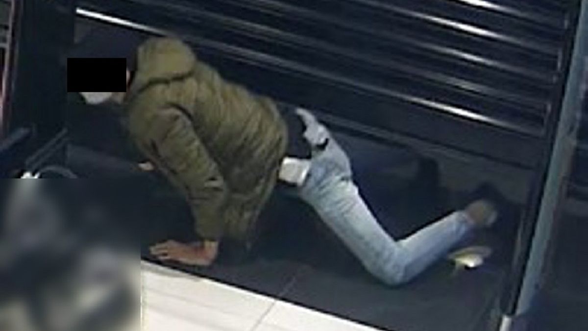 23-latek ukradł ze sklepu z kosmetykami 10 flakonów perfum.