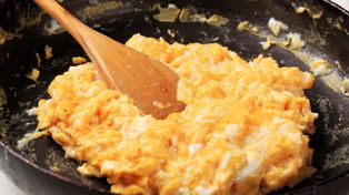 Jedna łyżka na jedno jajko. Nie ma zdrowszej jajecznicy