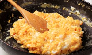 Jedna łyżka na jedno jajko. Więcej nie zrobisz inaczej