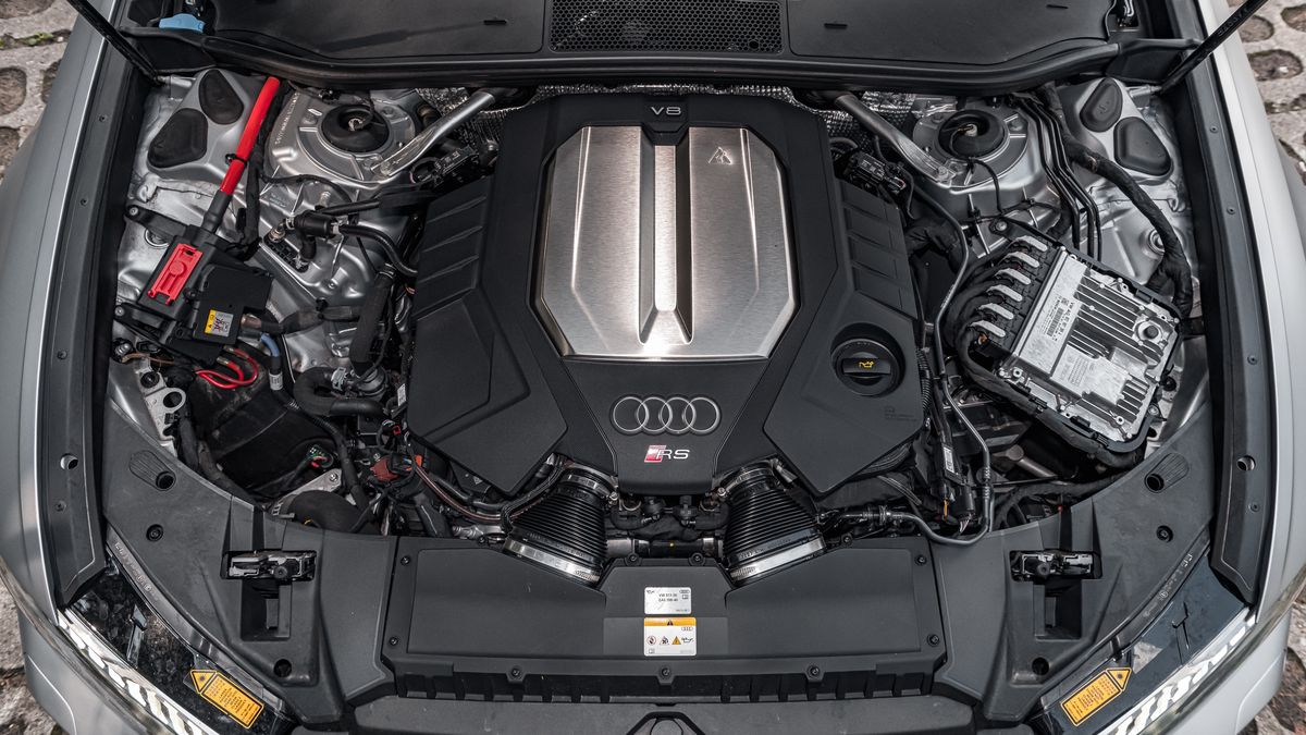 Sercem nowego RS 6 jest 4-litrowe V8 z turbosprężarkami umieszczonymi pomiędzy głowicami, co rozgrzewa pokrywę silnika tak, że można na niej smażyć jajka.  