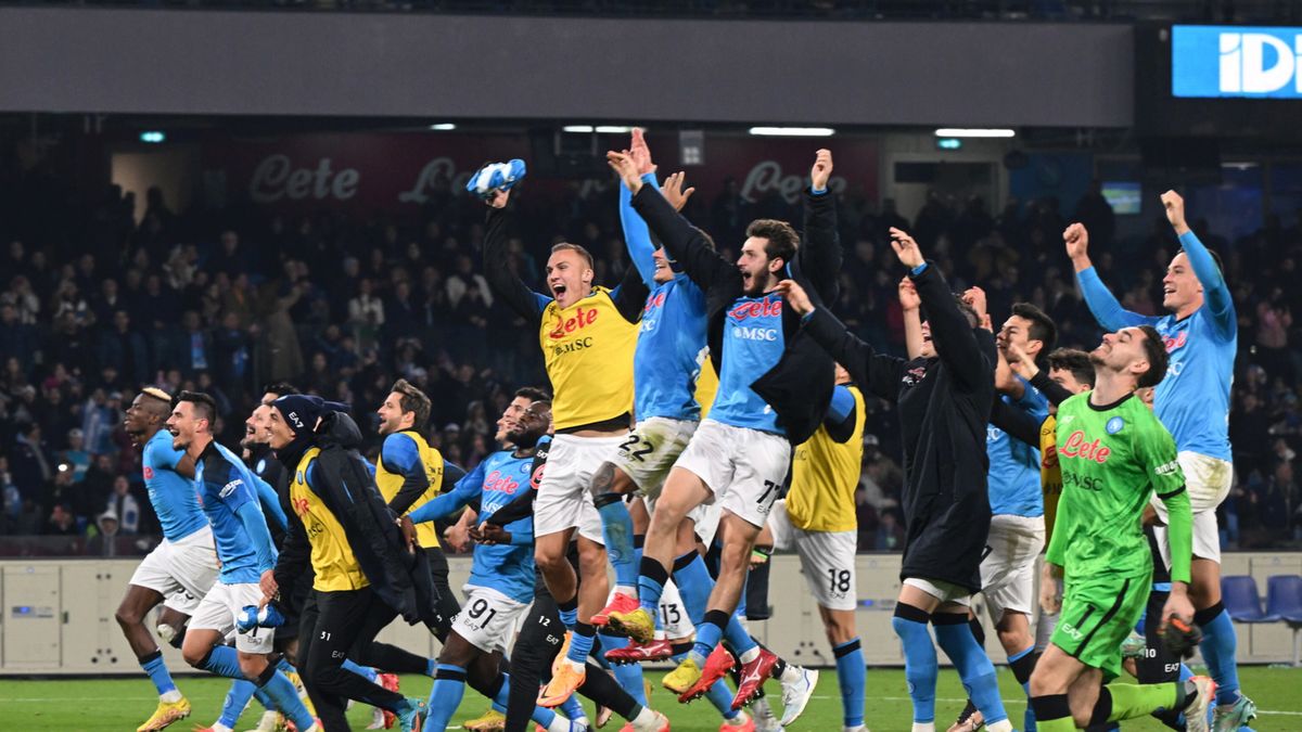 PAP/EPA / CIRO FUSCO / Na zdjęciu: piłkarze SSC Napoli