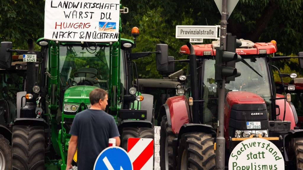 Na zdjęciu protestujący rolnicy na traktorach w Bonn