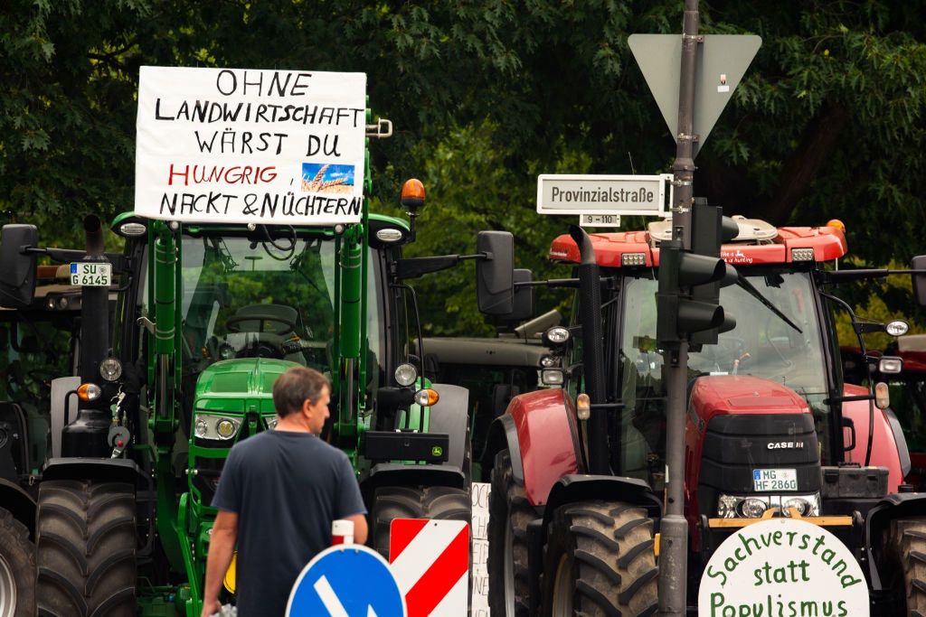 Na zdjęciu protestujący rolnicy na traktorach w Bonn