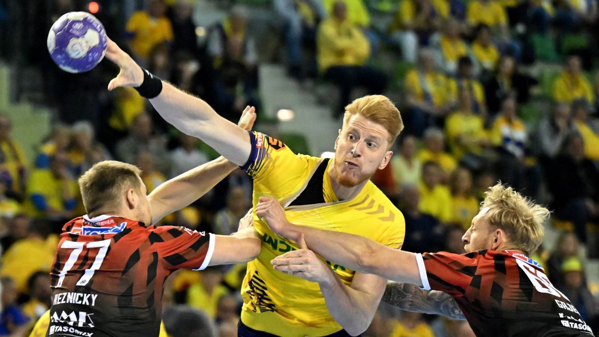 PAP / Piotr Polak / Na zdjęciu: zawodnik Industrii Kielce Tomasz Gębala (C) oraz Daniel Reznicky (L) i Ksawery Gajek (P) z Rebud KPR Ostrovii Ostrów Wlkp.