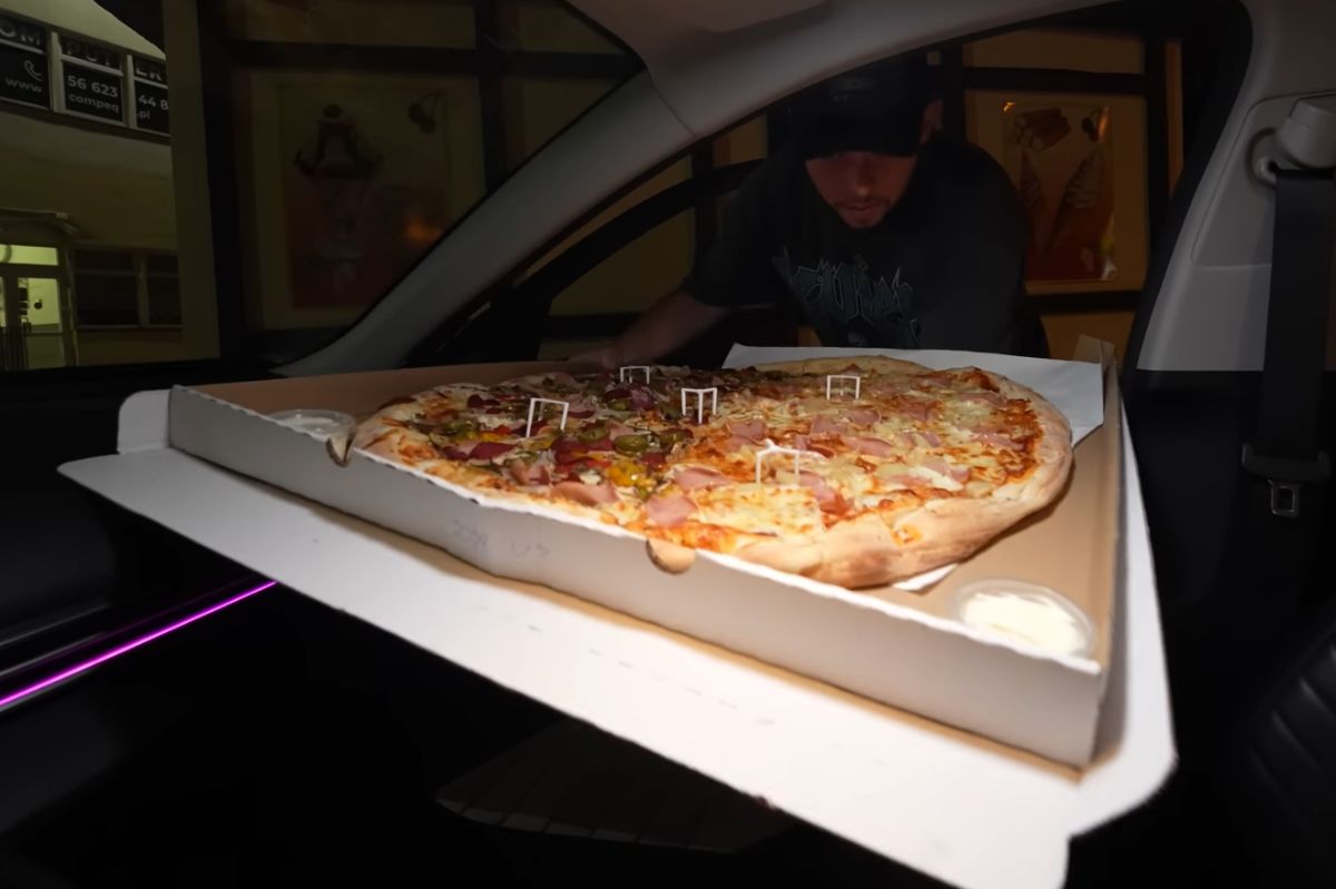 Znany youtuber zamówił największą pizzę w Polsce. Ledwo zmieściła się w samochodzie