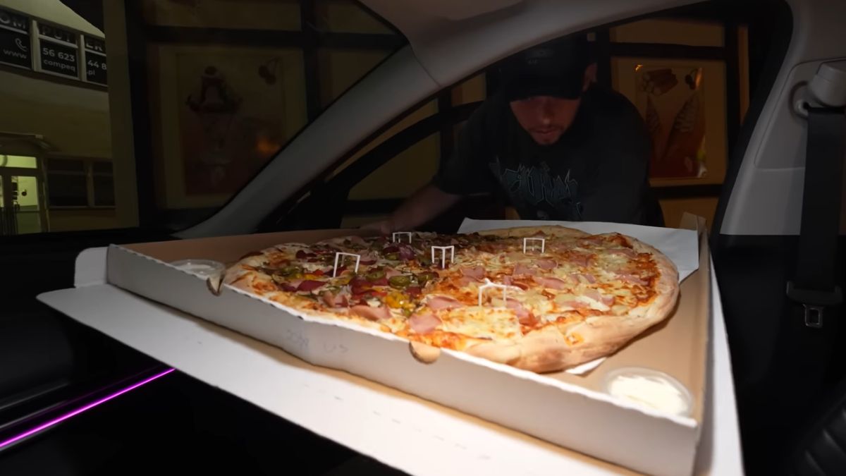 Pizza była tak duża, że ledwo zmieściła się w samochodzie