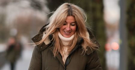 Płaszcz z kapturem to idealny wybór na zimę. Sprawdź przegląd stylowych modeli na mroźne dni