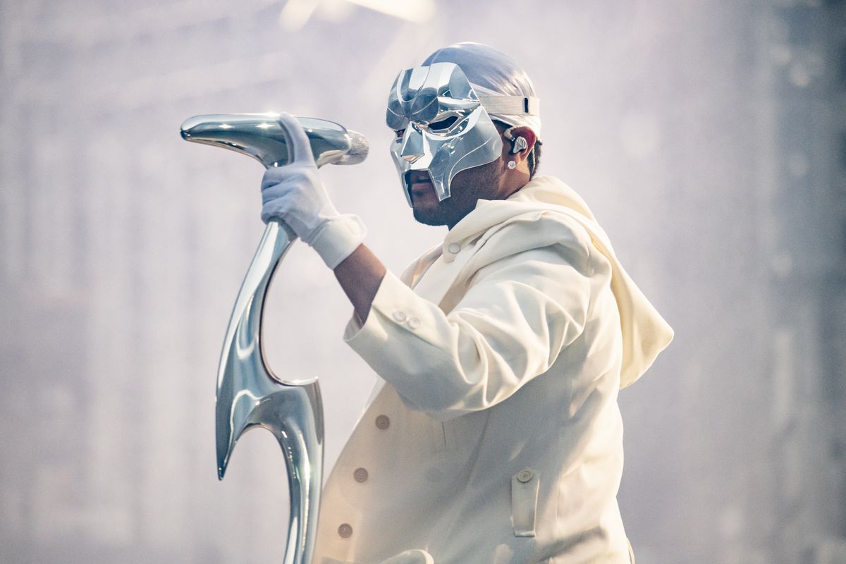 The Weeknd na żywo chowa się za maską