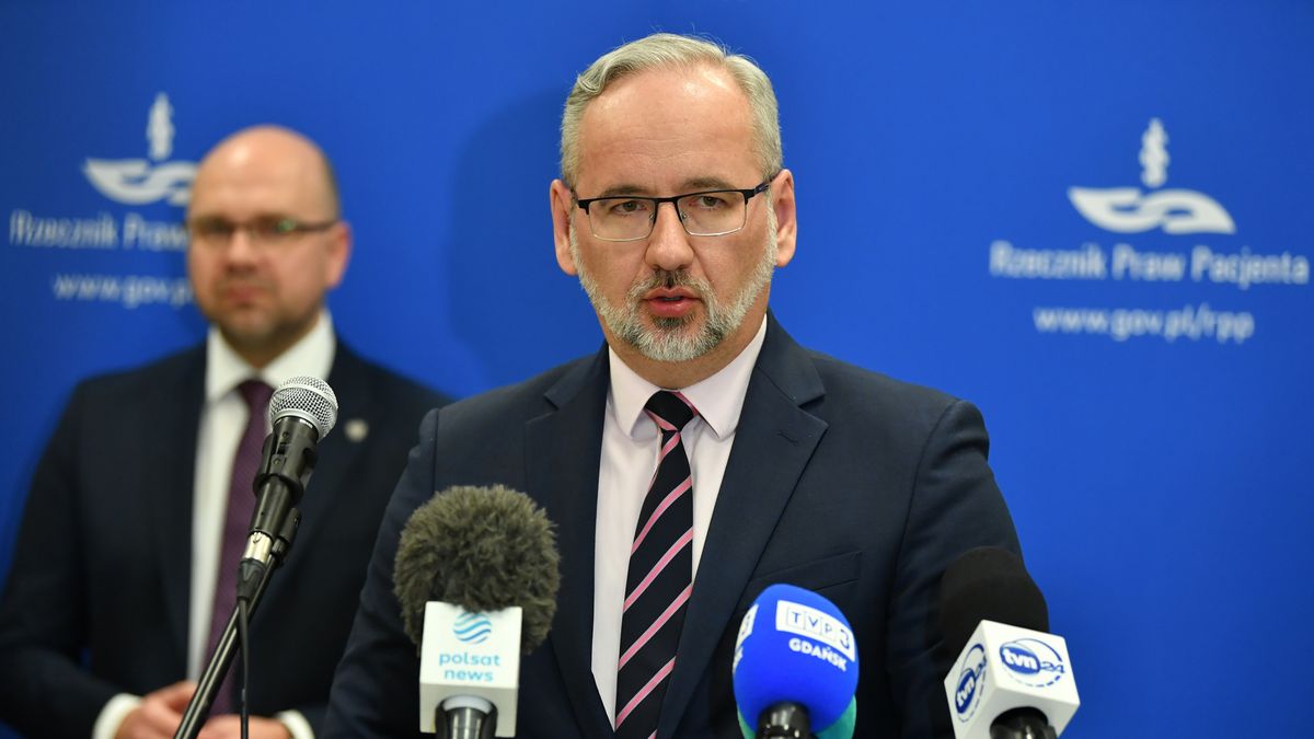 Gdańsk, 31.03.2023. Minister zdrowia Adam Niedzielski (C) podczas briefingu prasowego w trakcie konferencji naukowej "Bezpieczeństwo i jakość w ochronie zdrowia" w sali seminaryjnej Kliniki Neurochirurgii UCK w Gdańsku, 31 bm. Konferencja współorganizowana jest przez Rzecznika Praw Pacjenta oraz Uniwersyteckie Centrum Kliniczne. (amb) PAP/Adam Warżawa
