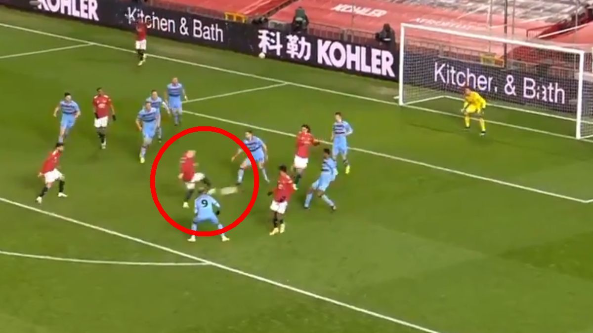 Twitter / Emirates FA Cup / Na zdjęciu: Scott McTominay (Manchester United) pokonuje Łukasza Fabiańskiego (West Ham) w meczu Pucharu Anglii