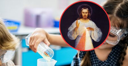 Oryginalne zajęcia w podstawówce w Toruniu. "Poczuj chemię do Jezusa"