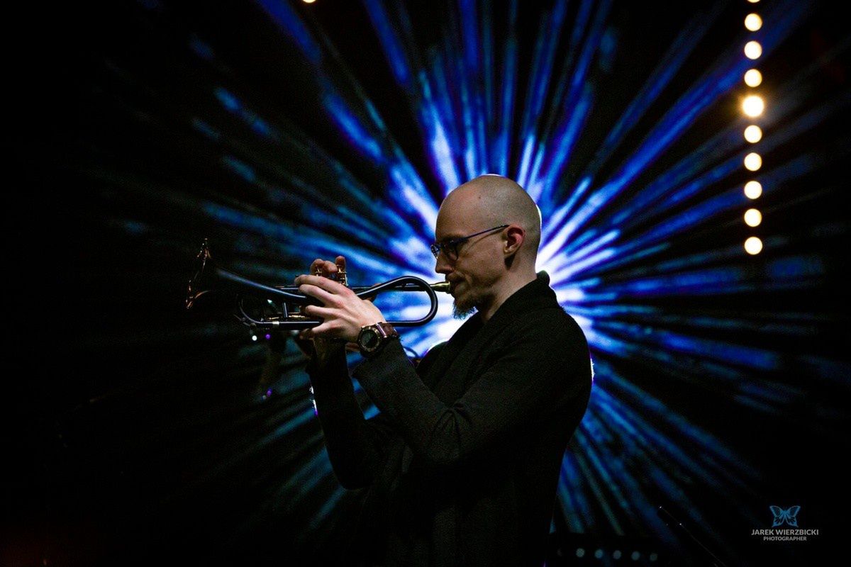 „Tworzę muzykę, która daje wyobrażenia wizualne”. Rozmowa z Piotrem Schmidtem