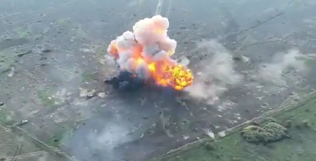 Rosyjski konwój uciekał pod ukraińskim ostrzałem, aż nagle jedna z min wysadziła załogę UR-77 Meteorit w powietrze. 