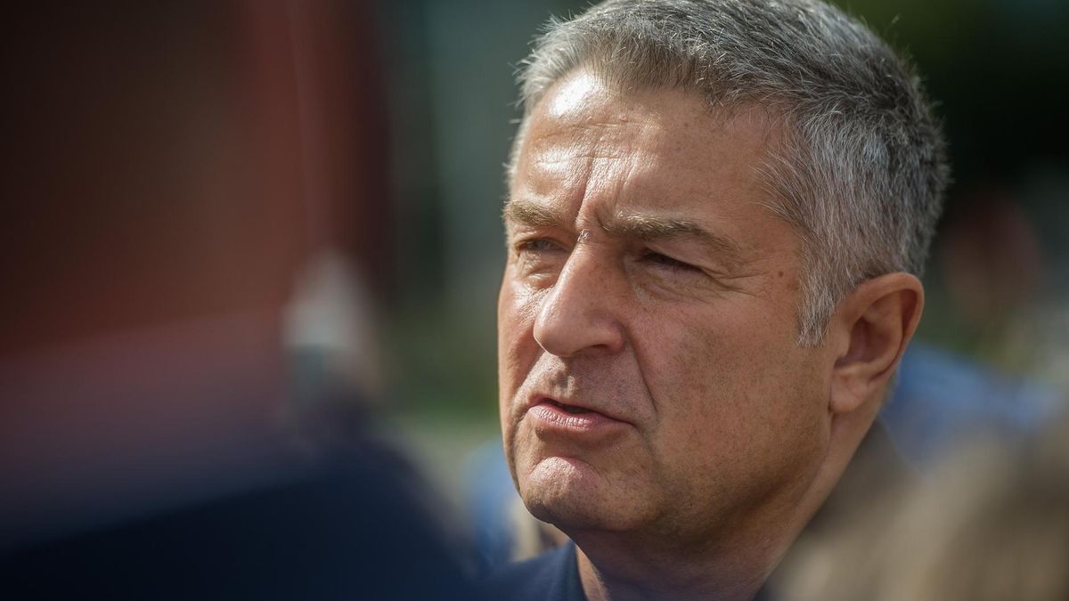 Prokurator stawia Władysławowi Frasyniukowi zarzut naruszenia nietykalności cielesnej funkcjonariuszy policji podczas czerwcowej manifestacji.