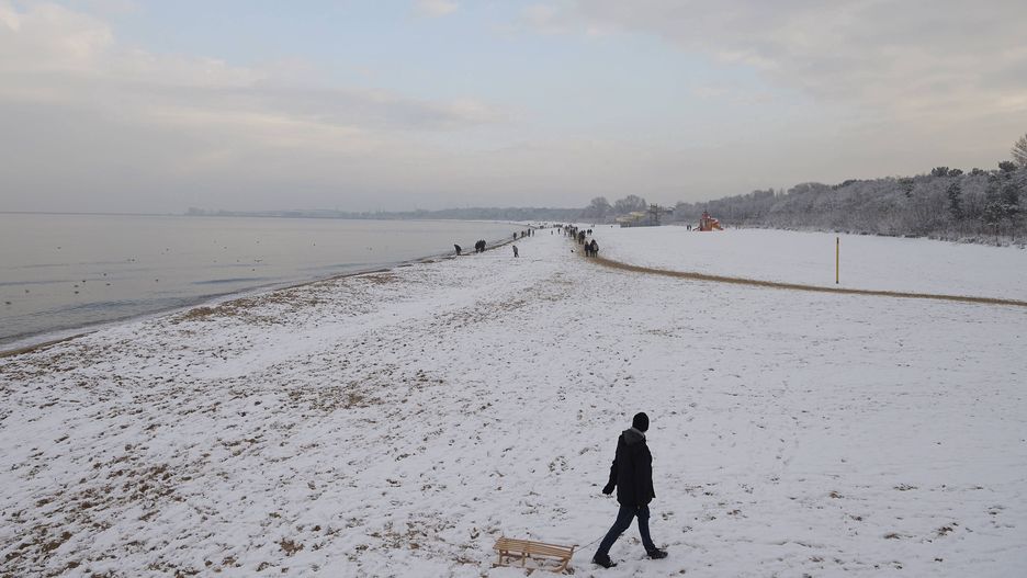 Kołobrzeg. Trwają poszukiwania mężczyzny. Na plaży zostawił ubranie (zdjęcie ilustracyjne)
