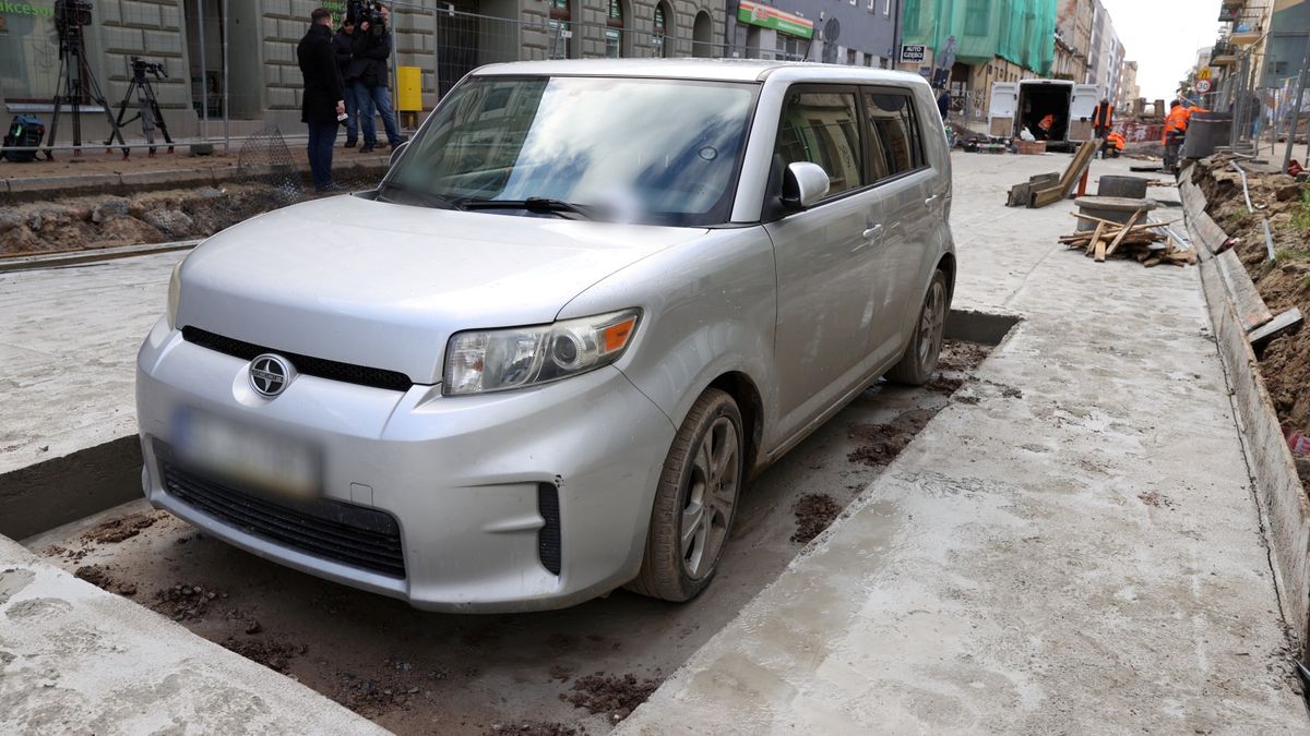 Zabetonowany samochód w Łodzi