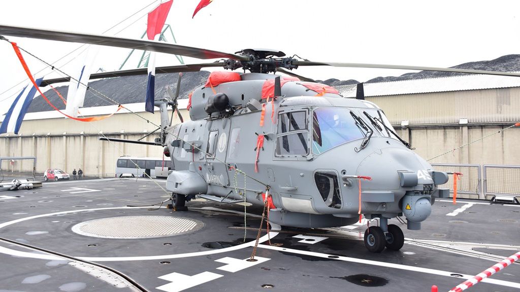 NH90 NFH na lądowisku włoskiej fregaty typu FREMM