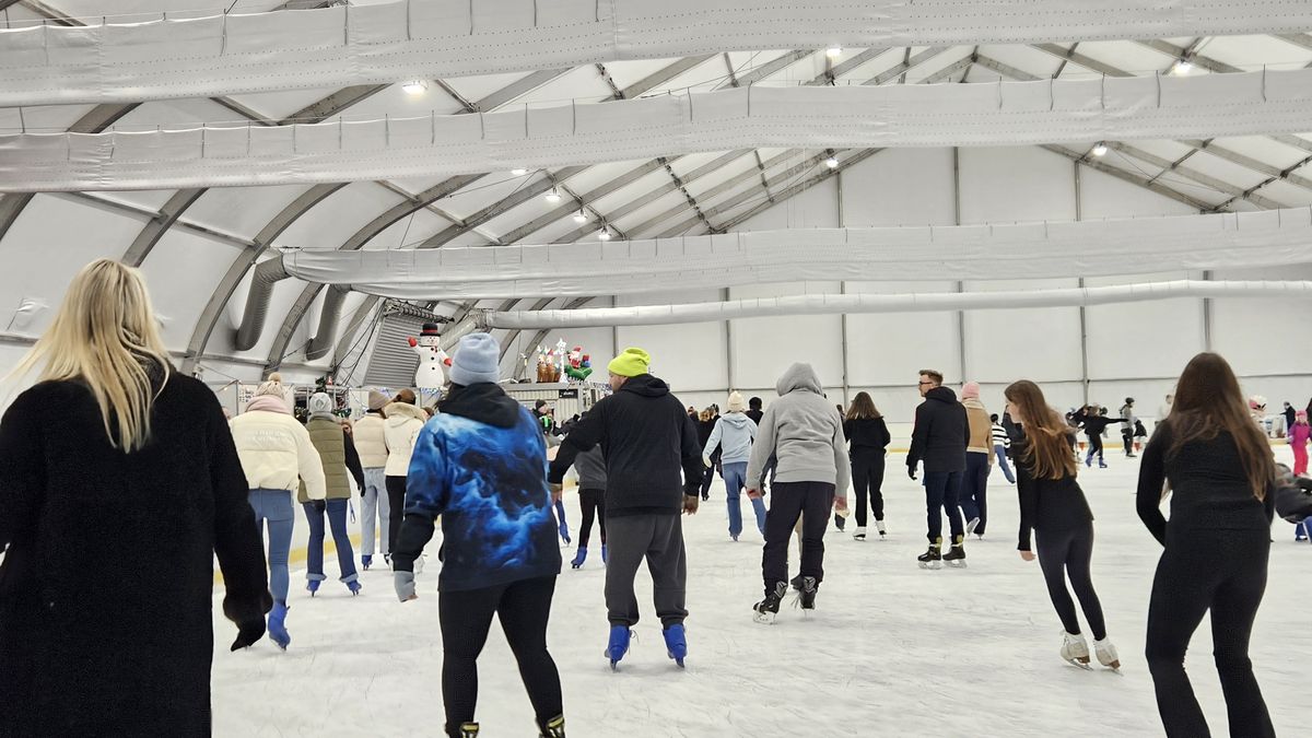 Już nie balon, a wielki namiot. Lodowisko w Gdańsku zmieniło 
