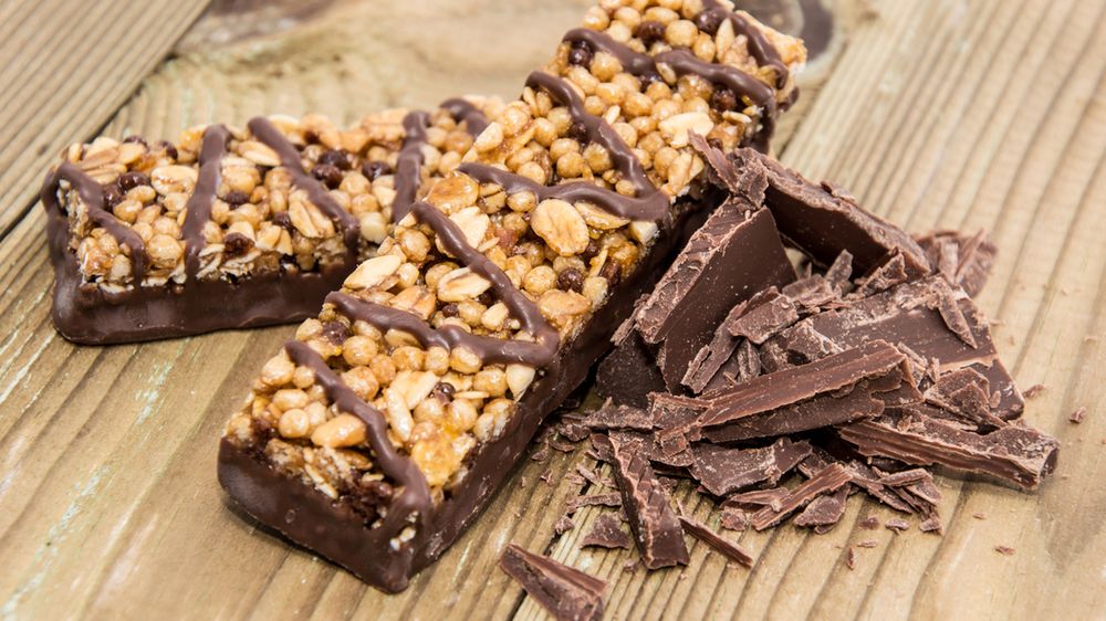 Batoniki muesli z masłem orzechowym w polewie z mlecznej czekolady (miękkie)