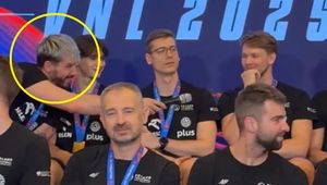 Sceny na lotnisku. Fornal chwycił za mikrofon. "Ja mam pytanie"